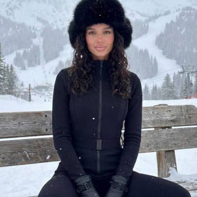 Зимний портрет с лыжными палками на горном курорте