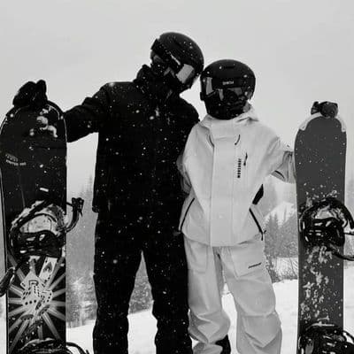 Иллюстрация пары в стиле комиксов Love Is