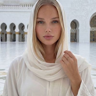 Фотосессия в белом дворике мечети
