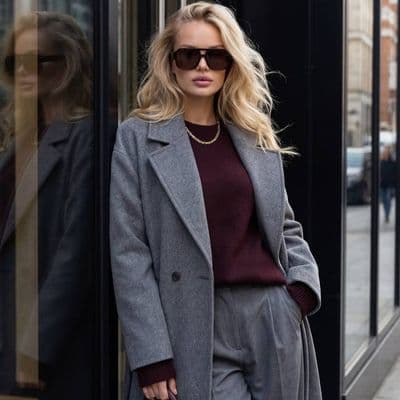 Уличная фотосессия с моделью у современного здания