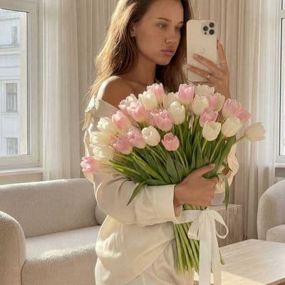 Зеркальное селфи с букетом белых и розовых тюльпанов