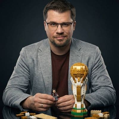 Вертикальный портрет с LEGO Кубком мира и мини-фигуркой в студии