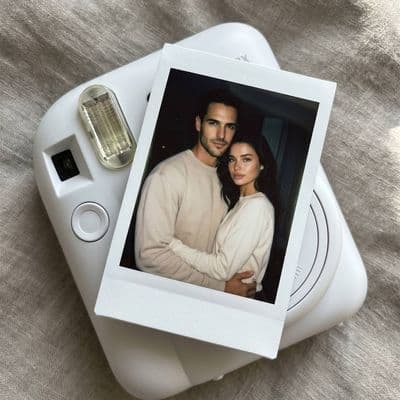 Пара в полароидном снимке на фоне белой камеры Instax Mini