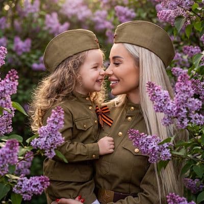 Кинематографичный портрет матери с ребёнком в советской форме