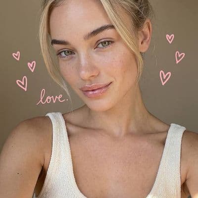 Селфи с розовыми сердечками и надписью love
