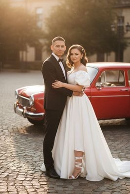 Свадебная фотосессия пары у ретро-авто