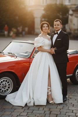 Романтичная свадебная фотосессия пары у ретро-авто