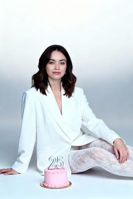 Фотосессия женщины на день рождения в студии с тортом