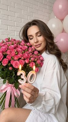 Гиперреалистичная домашняя съемка девушки с букетом и свечами
