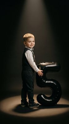 Студийная праздничная фотосессия ребенка с шаром-цифрой