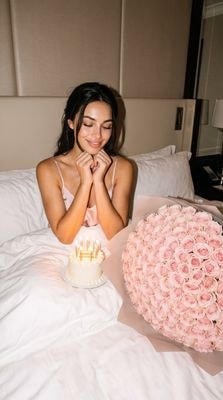 Уютная утренняя фотография девушки с тортом в гостиничном номере