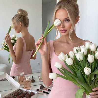 Фотопортрет девушки у туалетного столика с букетом тюльпанов