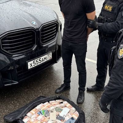 Реалистичная сцена задержания с мужчиной и сотрудниками ФСБ