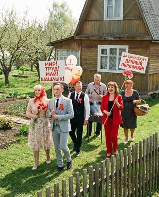 Фотореалистичная сцена дачного Первомая с шашлыком