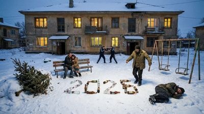 Ретро двор с новогодней надписью 2026
