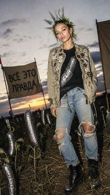 Панк-портрет с алюминиевыми огурцами