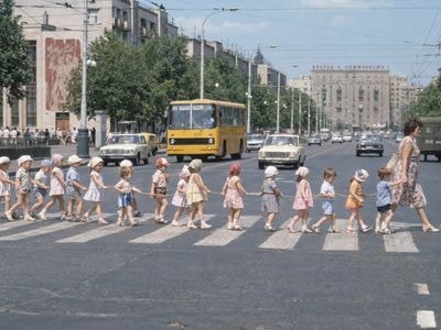 Дети переходят широкий пешеходный переход в СССР