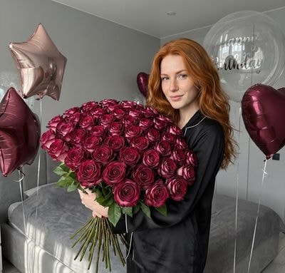 Фотосессия девушки с букетом бордовых роз