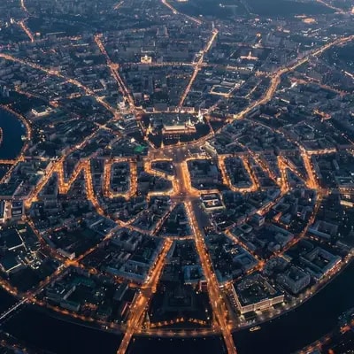 Ночной вид города [НАЗВАНИЕ ГОРОДА] с высоты полёта самолёта.
Камера р