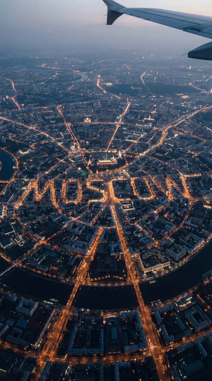 Ночной вид города [НАЗВАНИЕ ГОРОДА] с высоты полёта самолёта.
Камера р