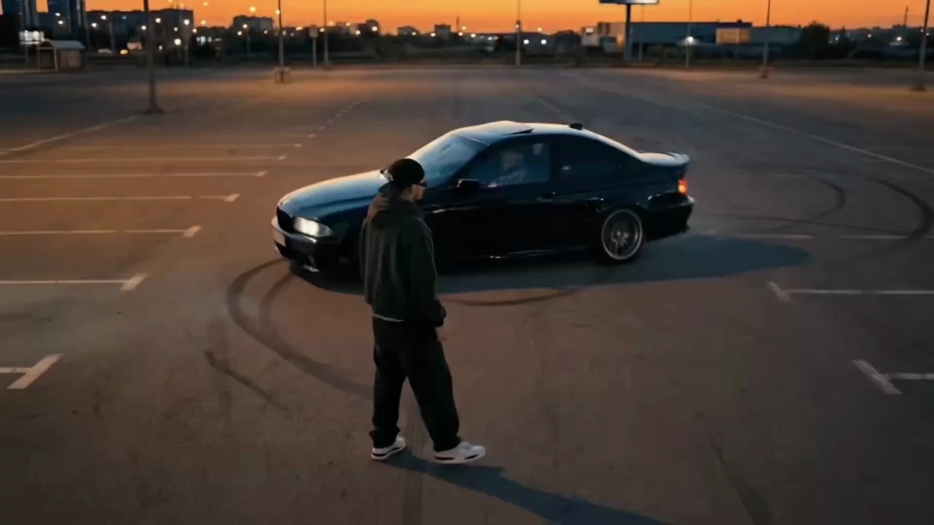 Повторяем ТРЕНД, где машина дрифтит за человеком (с помощью НЕЙРОСЕТЕЙ)