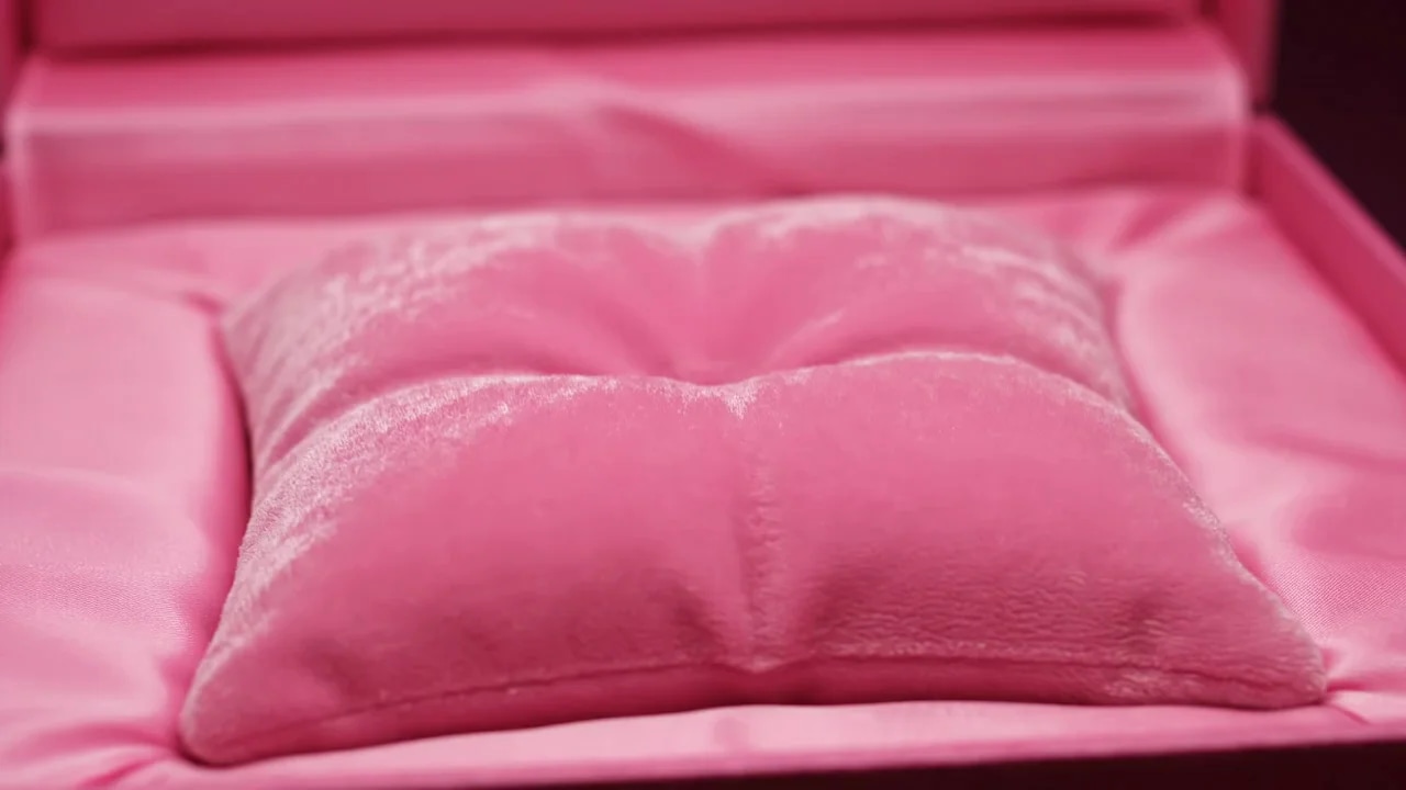 Вео3 промпт, для украшений. Можете сгенерировать изображения  через flux и оживить veo3   в нашем бо