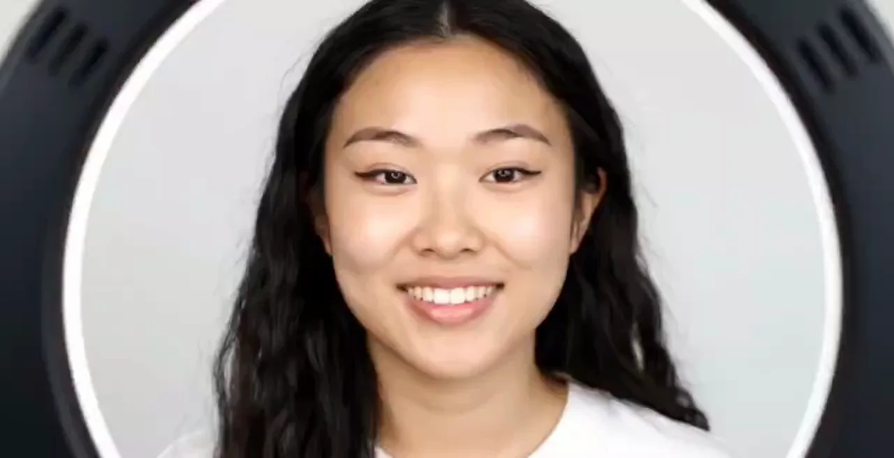 Поражает точность и реальность нанесения макияжа.