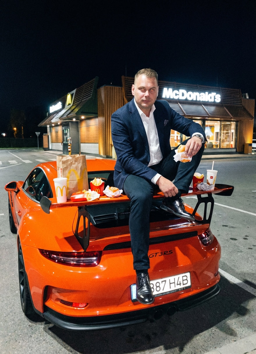Ночной перекус на антикрыле Porsche у McDonald’s