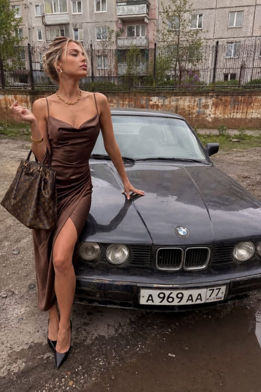 Ироничный гламур у старого BMW во дворе